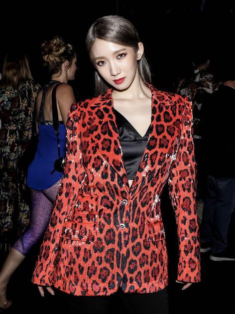 孟美岐吃瓜娱乐,揭秘明星幕后生活点滴